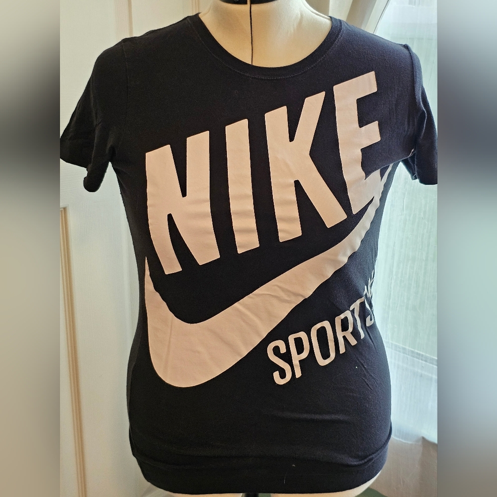 Ladies Nike Sportswear Swoosh Tee Size Large Slim Fit Black
